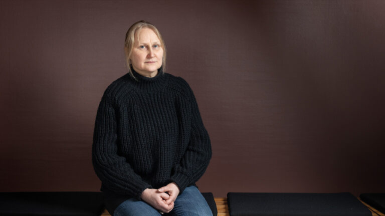 Kuvassa taiteilija Hanna Oinonen