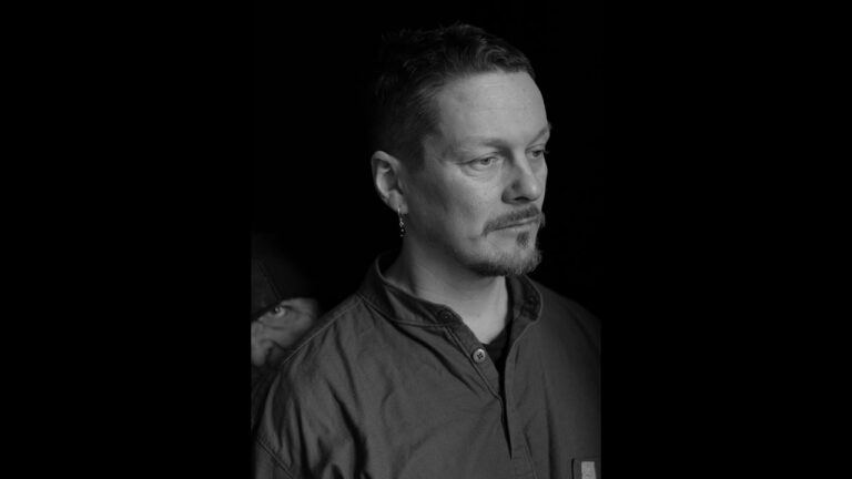 Mustavalkoinen omakuva, jossa taiteilija Juhana Moisander