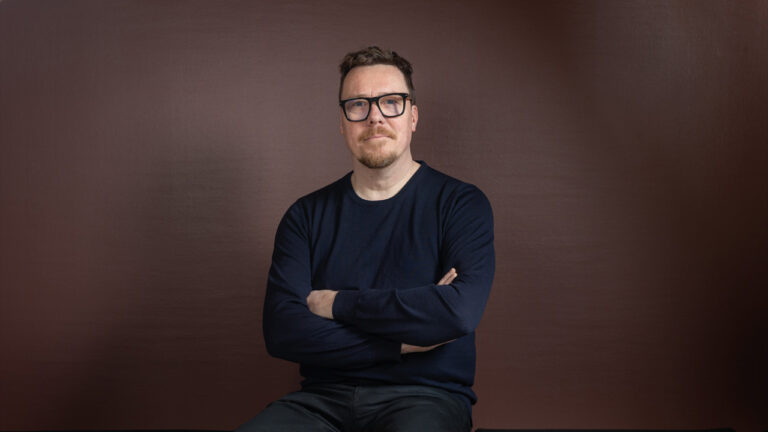 Kuvassa taiteilija Sauli Suomela