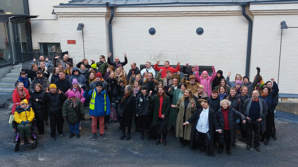 Iso ryhmä ihmisiä seisomassa ulkona.