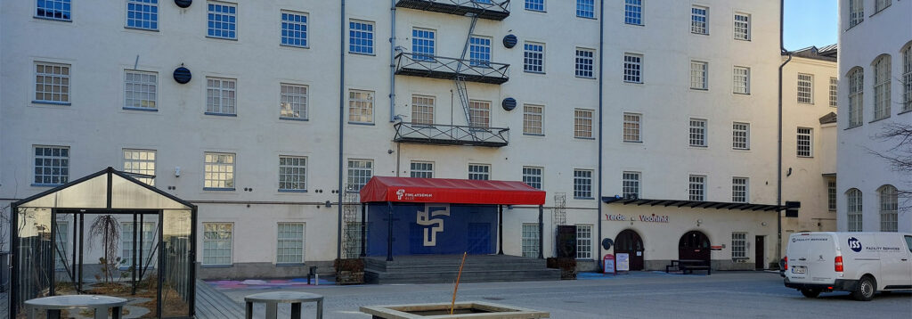 Vanhan ison rapatun rakennuksen sisäänkäynti.